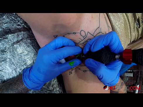 ❤️ Uiters getatoeëerde hottie Sully Savage het 'n tatoeëermerk op haar klitoris gekry Russiese pornografie op af.loanworld.top ❌️